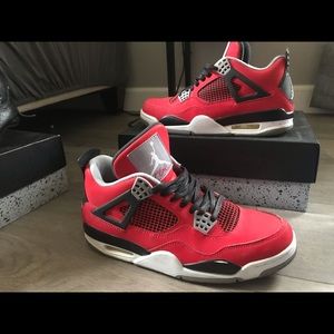 Sz 9 Air Jordan 4 “Toro Bravo”